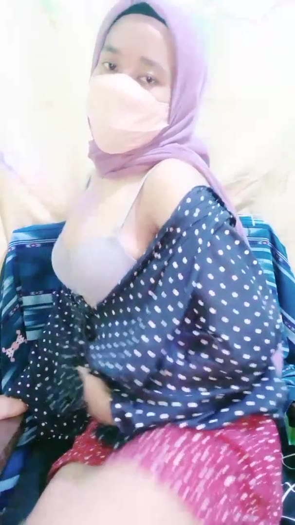 Ukhti Jilbab Ungu Lepas Beha show Payudara