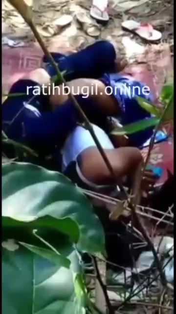 ngintip temen bercocok tanam di hutan bareng ayang nya