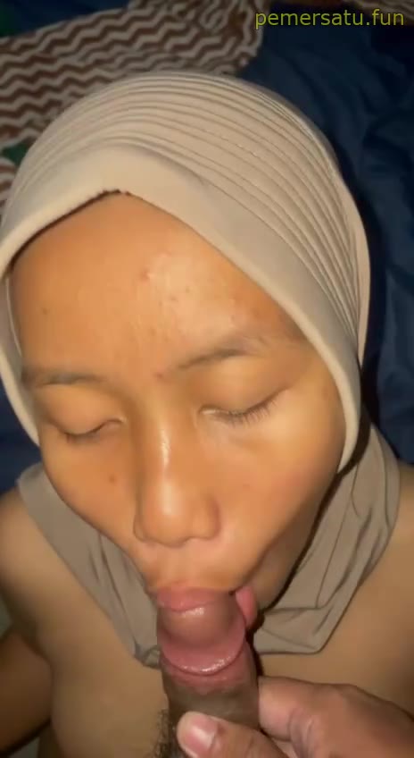 talent octa tata abg 18yo hijab sepong crot mulut (1)