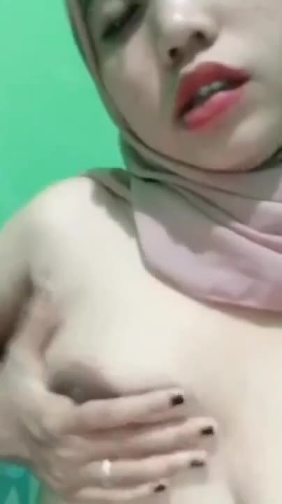 Hijab remas susu sambil jilat ketek