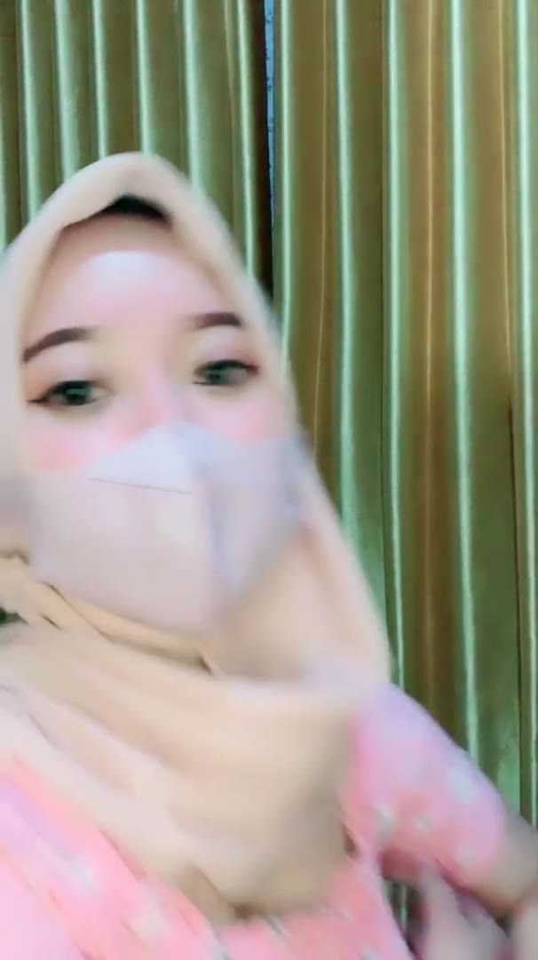 Buka Kancing Tika Ukhty Cantik Pamer Belahan