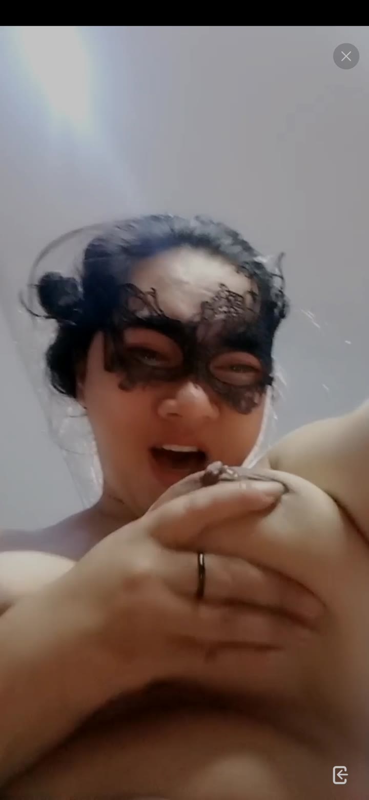 QUEENMILKY UDAH DICROTIN MUKAK DISEQUIRTIN PAKE JARI PULAK