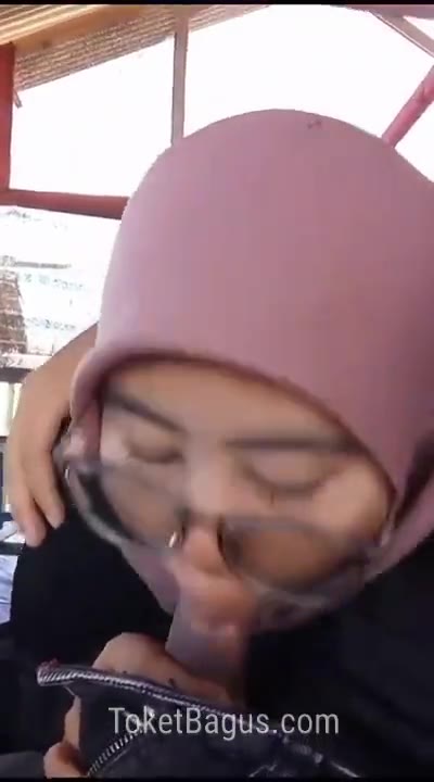 Jilbab mesum nyepong kontol pacar d ...