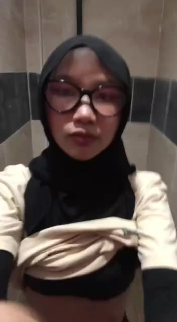 Hijab Kacamata Disuruh Pacar Rekam di Kamar Mandi