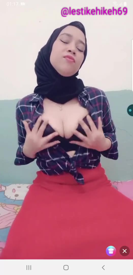 Kiki Hijab remas tetek Live Show