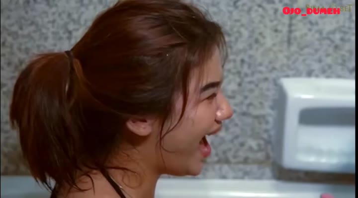 Model popular mandi di bathtub bikin tanggung ngaceng