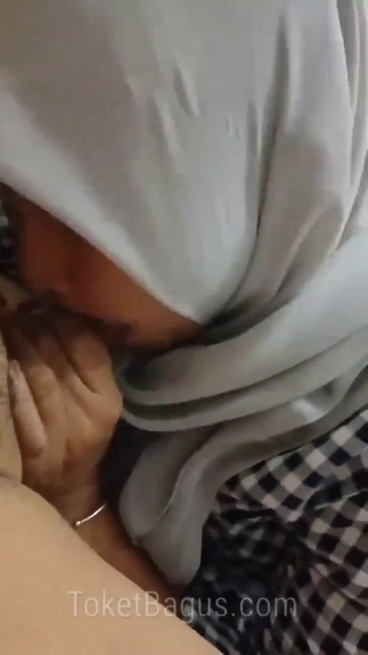 Papa mertua paksa menantu berhijab  ...