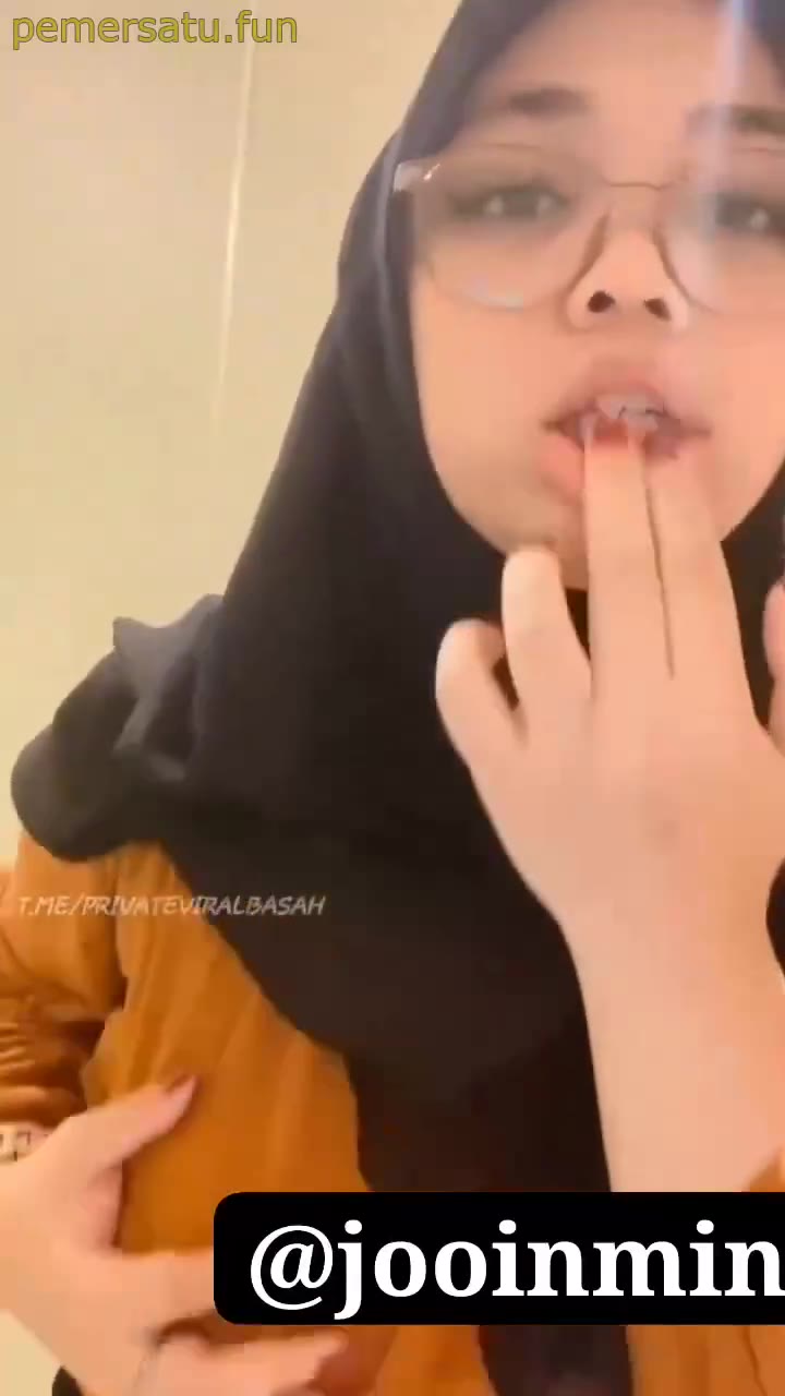 jilbab kacamata cakep remas payudara