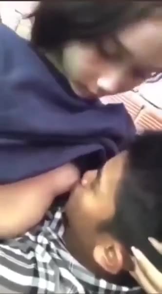 Kenyot Nenen Pacar Di Belakang Rumah