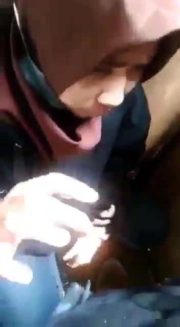 Kupaksa hijaber cantik di kelasku mengocok kontolku