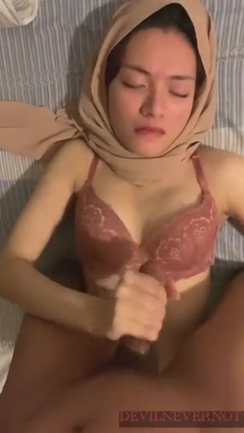 Viral cewek cantik jilbab ngewe sama om om sampai lemes