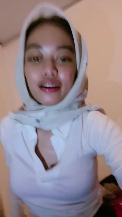 UKhti Mode Binal Show Tipis tipis Sambil Buka Belahan
