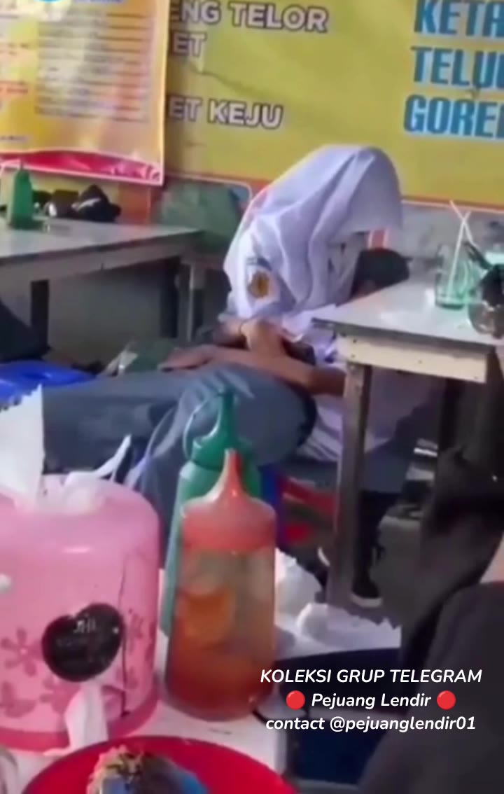 Kelakuan Anak Esma sekarang, Bj di warung makan