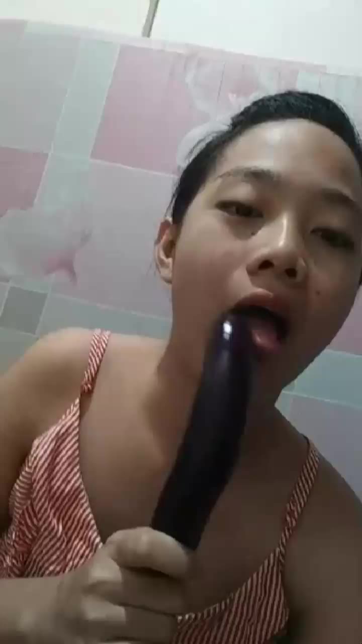 Abg maen emek pakek terong di toilet - PoopHD