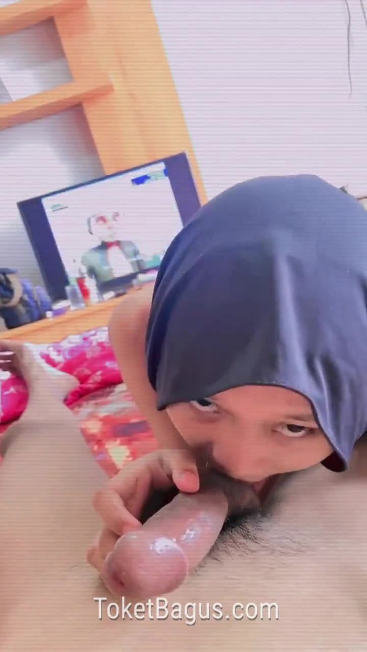 Jilbab disuruh jilat kontol kakak d ...