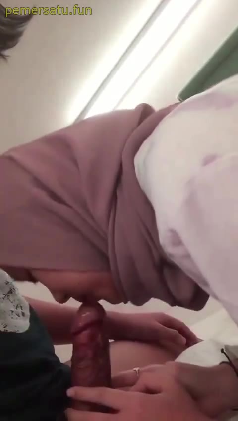 hijab sange pakai jilbab cantik sepong kontol gede (1) - hl1w2b1mn2kn - Bokep Indo - porno.bokepindo.com.co