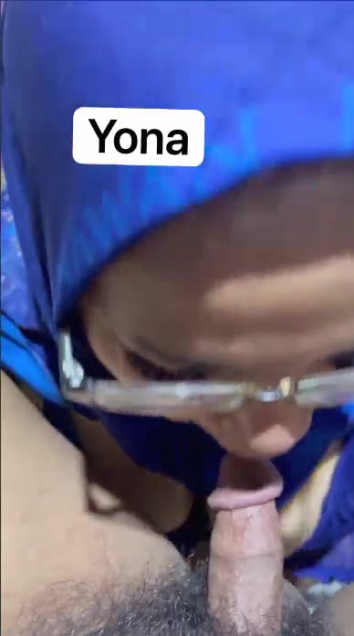Tante Yona hijab nyepong depan pintu - PoopHD