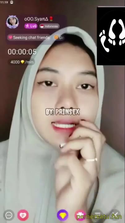 Dedek Syah Livu Lepas Beha Pamer Susu Gede Miliknya
