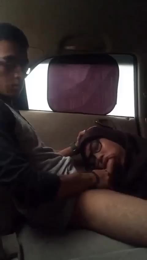Paksa hijab kacamata di mobil