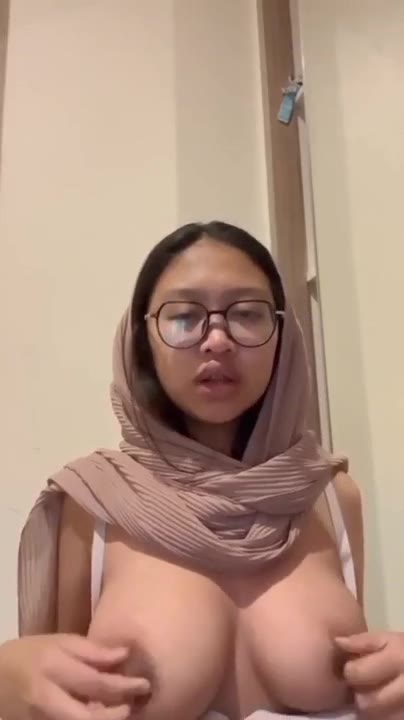 Hijab kacamata buat video