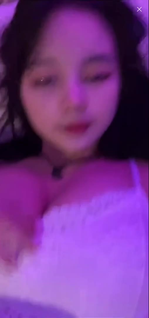 Belahan Dada Kenzy Show Sambil Tiduran Belahan Dada Kenzy Show Sambil Tiduran