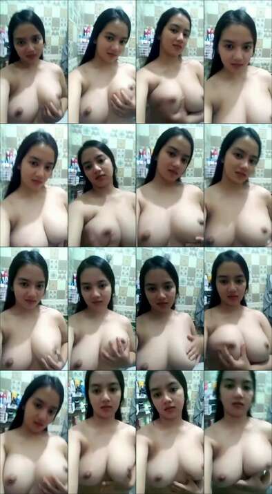 Kaka cantik pamer susu