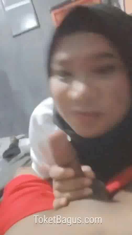 Kakak jilbab sepongin kontol ...